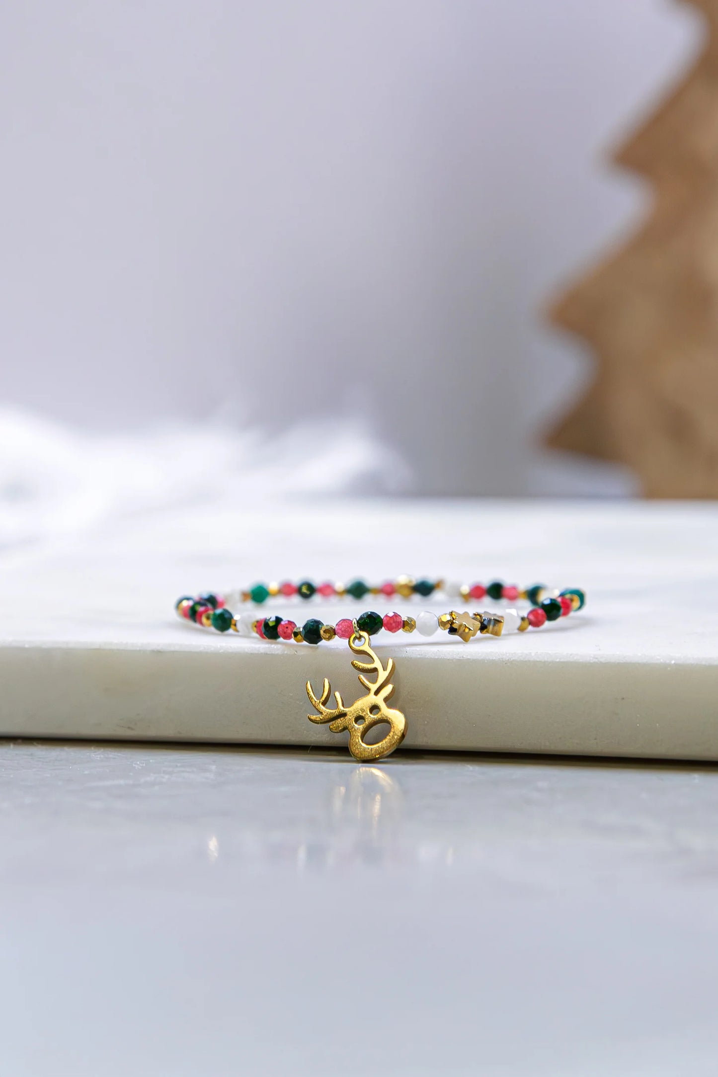 Biżuteria "Serce Ziemi" noszona jako osobisty talizman uziemienia, wewnętrznej siły i witalności. Głębokie barwy kamieni naturalnych w codziennej stylizacji.