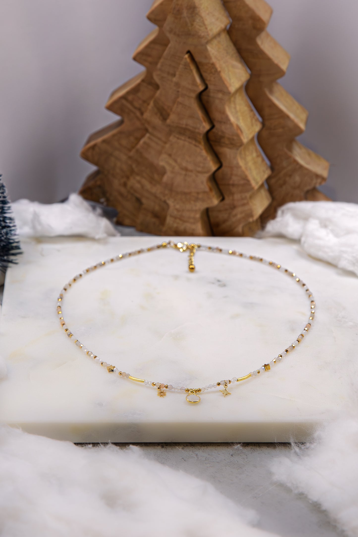 Ręcznie robiony naszyjnik Pati Linka "Słoneczna Harmonia". Holistyczna kompozycja naturalnego kamienia słonecznego, cytrynu, jadeitu i masy perłowej jako talizman równowagi.