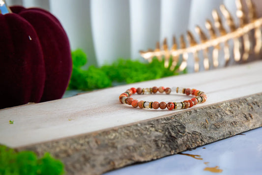 produkt naszyjnik z kolorowymi kamieniami na szyi, tło z naturalnym światłem, ułożenie eleganckie.