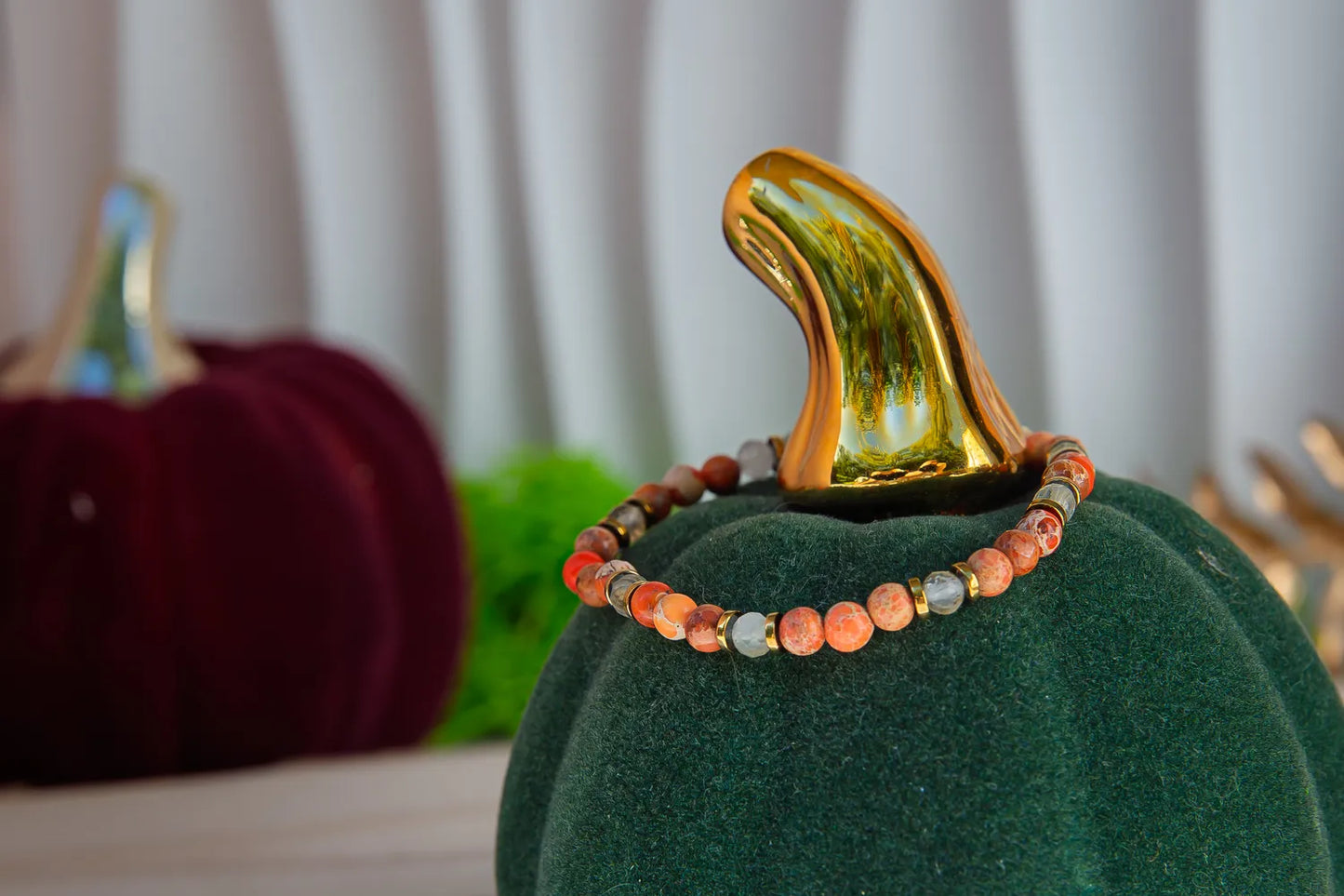 produkt naszyjnik z kolorowymi kamieniami na szyi, tło z naturalnym światłem, ułożenie eleganckie.