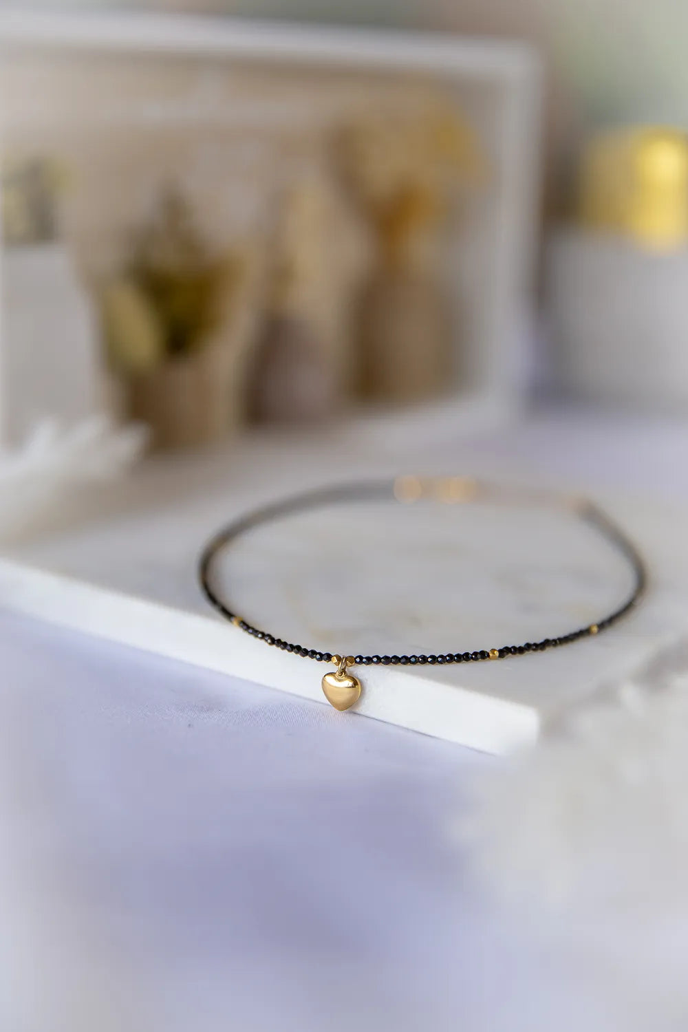 Złote Serduszko Naszyjnik Turmalin: Drobno czarne turmaliny z małymi złotymi koralikami i zawieszką w kształcie serca.