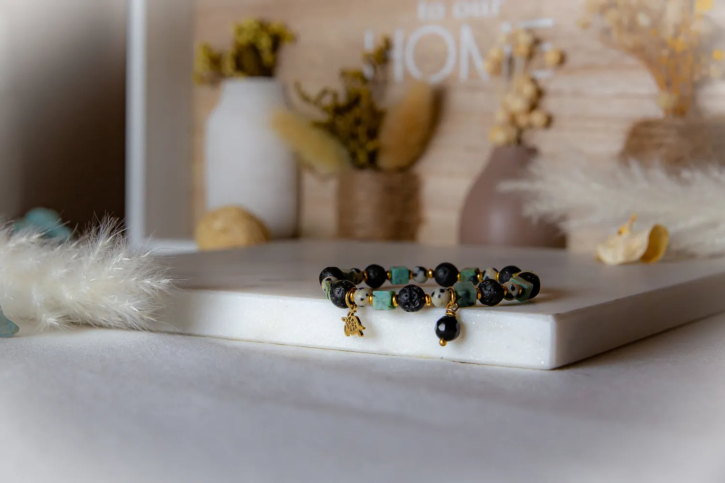 Afrykanska Harmonia Bransoletka Z Kamieniami, z lawy, jadeitu i turmalinu, z zawieszkami w kształcie żółwia i czarnej kuli.