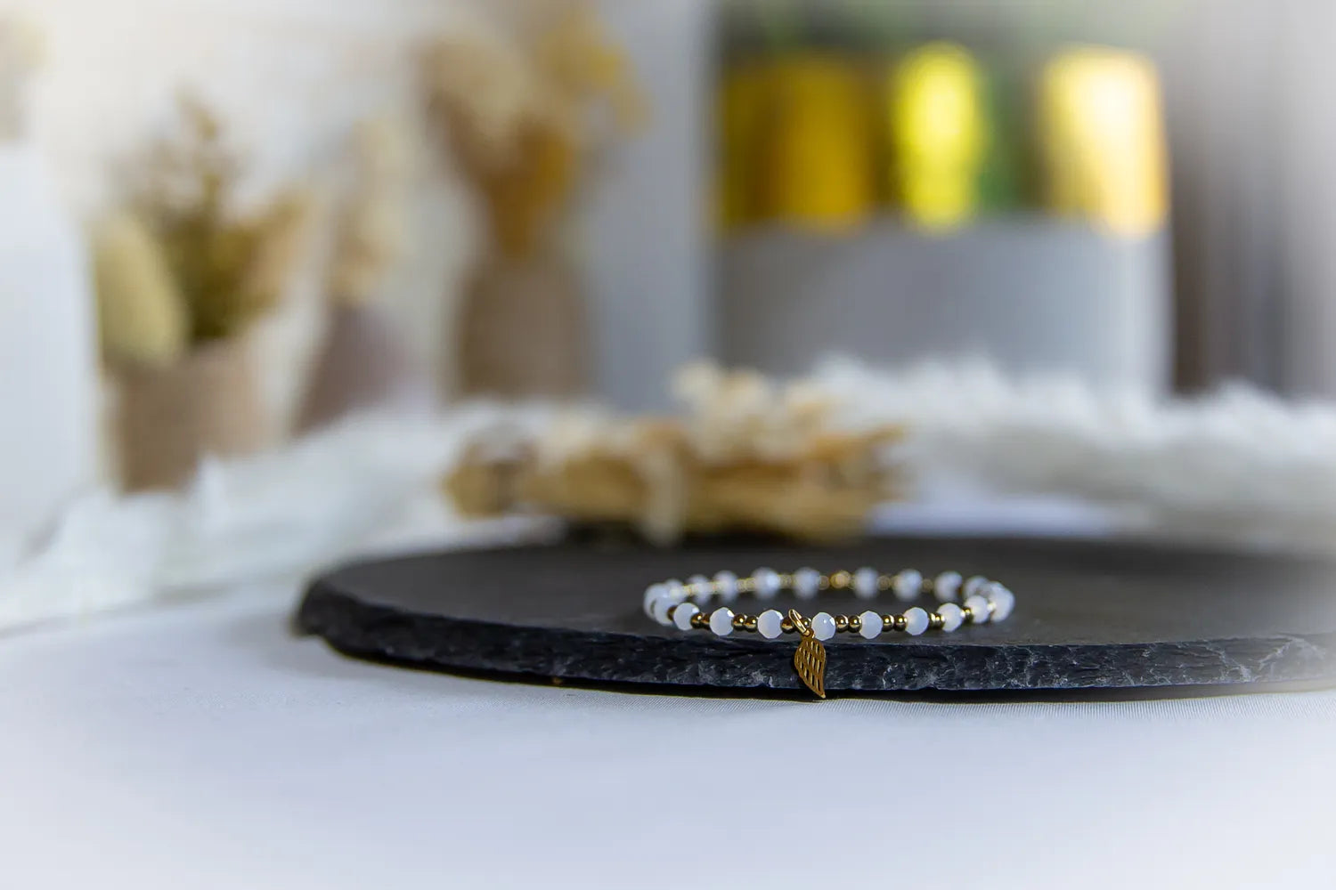 Anielski Blask Bransoletka Z Hematytu I Porcelany Kamienie z eleganckim złotym skrzydłem.