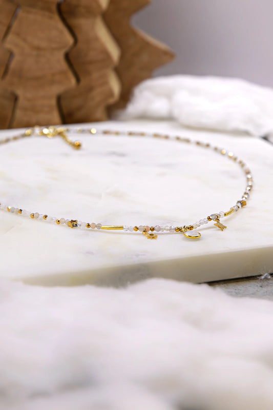 Zbliżenie (makro) ukazujące teksturę autentycznych kamieni naturalnych w naszyjniku: iskrzący kamień słoneczny, transparentny cytryn i kojący zielony jadeit z elementami masy perłowej.