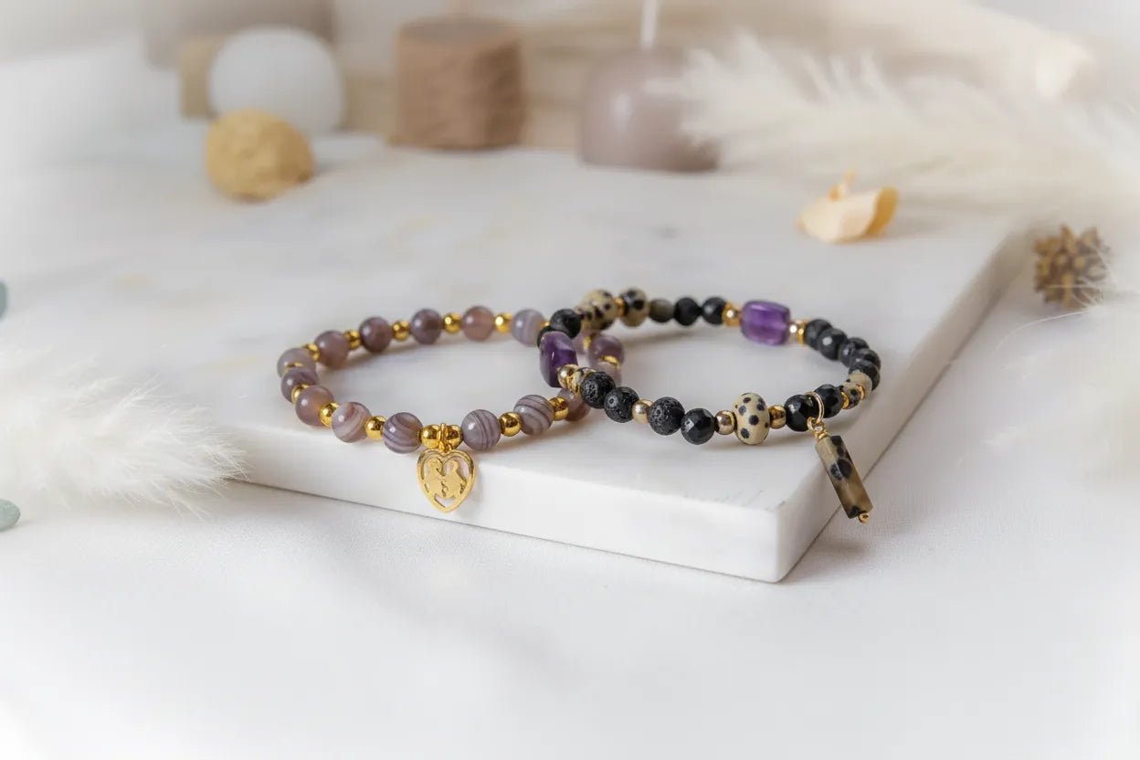 Kolekcja bransoletek Patilinka z kamieniami naturalnymi – agatem, lawą wulkaniczną, jaspisem dalmatyńskim i ametystem, ze złotymi zawieszkami. Elegancka biżuteria na każdą okazję.