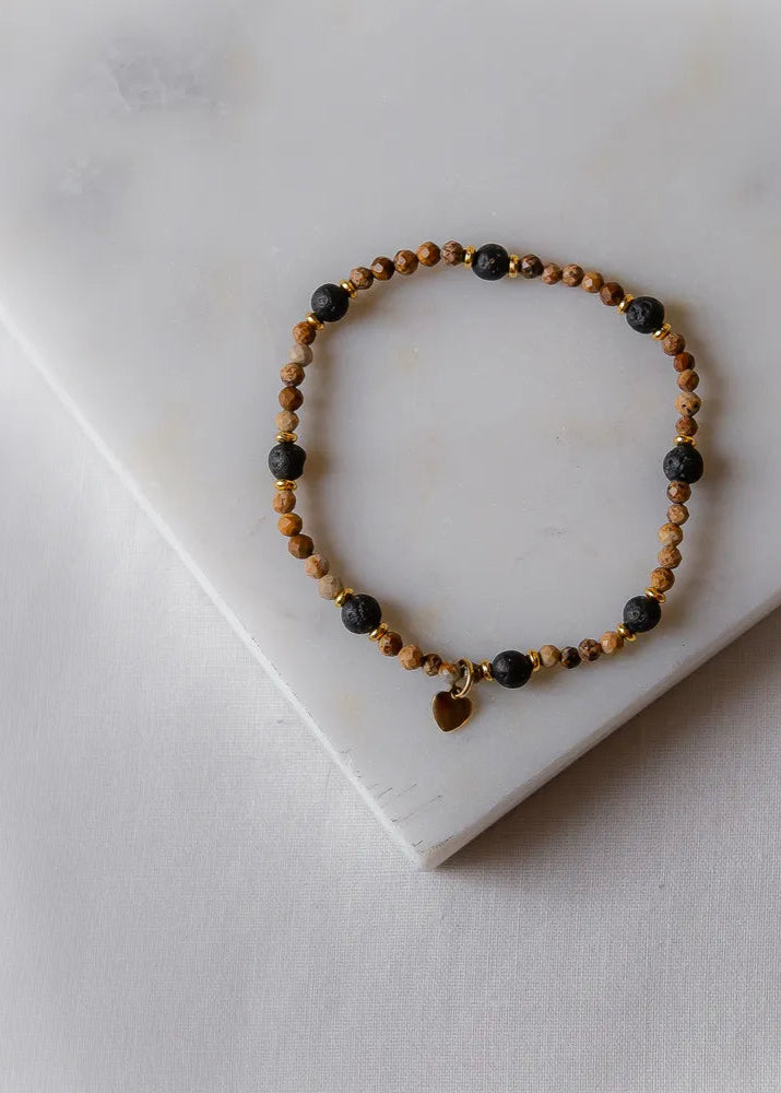 Ciepłe Serce Bransoletka w Odcieniach Ziemi ze Złotym Sercem, z kamieniami w kolorach ziemi i czarnymi kamieniami lawy.