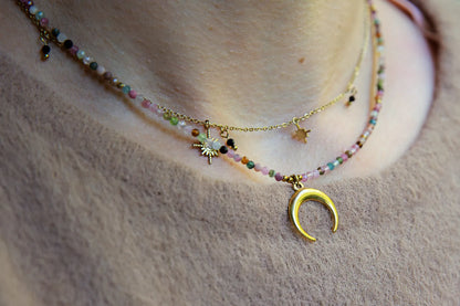 CZAR KSIĘŻYCA - NASZYJNIK Z KOLOROWEGO TURMALINU Z KSIĘŻYCEM. Naszyjnik z kolorowymi koralikami turmalinu i złotym księżycem, na tle skóry.