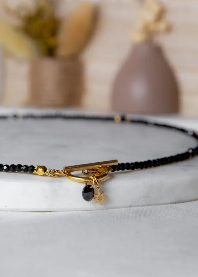 Noc Kairu Naszyjnik Z Spinelem I Hematytem Elegancki: subtelny czarny naszyjnik ze spinelem i hematytem, ze złotym zapięciem i medalionem-gwiazdką.