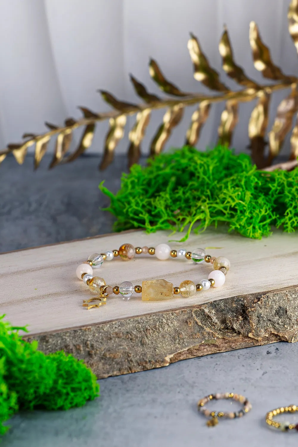 Okruch Słońca - bransoletka z cytrynu, kwarcu różowego i kryształu górskiego na drewnianym tle