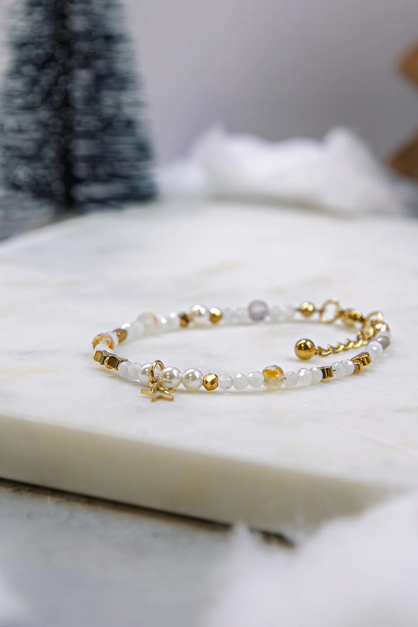 Bransoletka "Słoneczna Harmonia" noszona jako codzienny talizman łączący energię słońca (cytryn) z wewnętrznym spokojem (jadeit). Biżuteria dla świadomej kobiety.