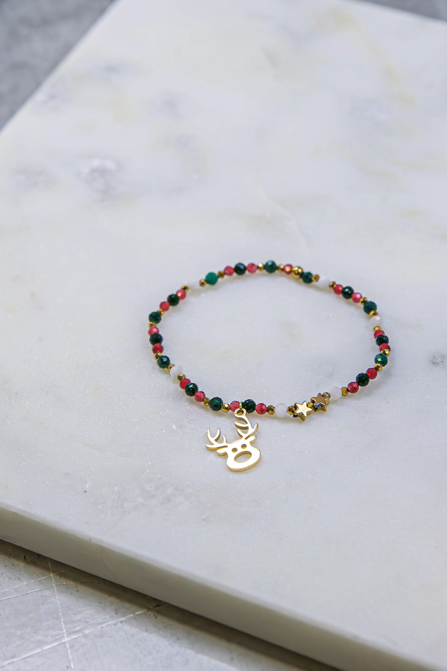 Ręcznie robiona biżuteria Pati Linka z kolekcji "Serce Ziemi". Szlachetna kompozycja naturalnego chalcedonu burgundzkiego, zielonego jadeitu, Szmaragdu Nilu i hematytu.