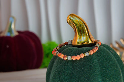 produkt naszyjnik z kolorowymi kamieniami na szyi, tło z naturalnym światłem, ułożenie eleganckie.