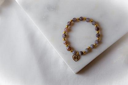 Serce Rodziny Bransoletka Agat Złoto z fasetowanymi, wklęsłymi kamieniami agatu w odcieniach szarości i brązu, przeplatanymi złotymi kulkami.