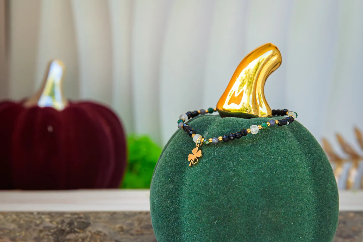 SZEPT SZMARAGDOWEJ WYSPY - BRANSOLETKA Z LEPIDOLITU, CYTRYNU I LABRADORYTU. Jesienna stylizacja bransoletki z koniczynką, leżącej na zielonej podstawce w kształcie dyni.
