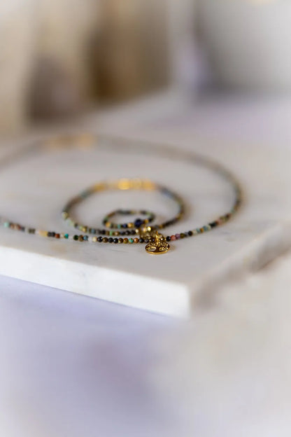 Naszyjnik, bransoletka i pierścionek Tęczowa Harmonia Turmalin Drzewko Szczęścia z wielobarwnymi kamieniami i złotym zawieszeniem w kształcie drzewka szczęścia.