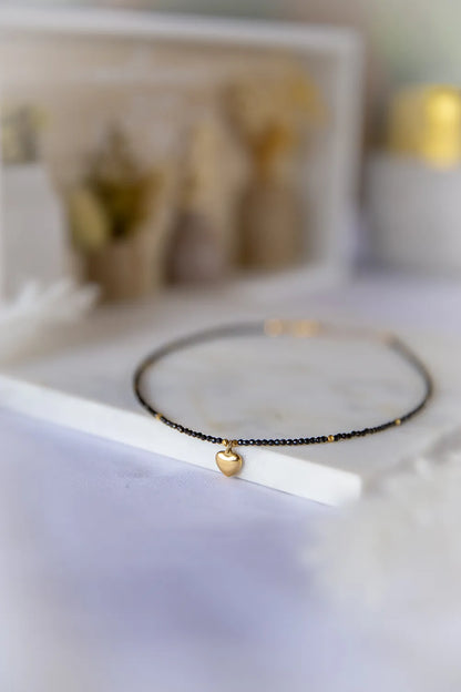 Złote Serduszko Naszyjnik Turmalin: Drobno czarne turmaliny z małymi złotymi koralikami i zawieszką w kształcie serca.
